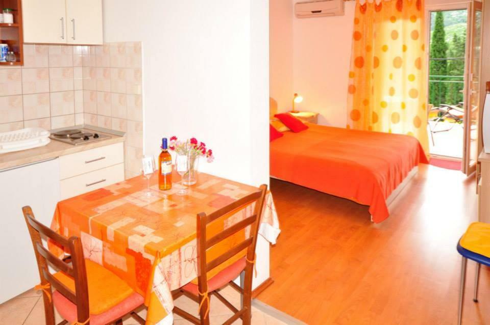 Apartments Franic Ploce  Buitenkant foto